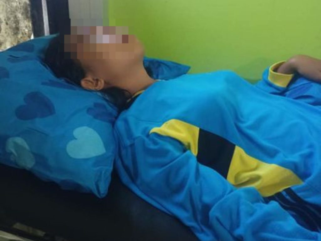 Eka Aprilia Kanoli Siswi SMP Negeri 1 Biau di Kabupaten Buol Sulawesi Tengah dilarikan ke Rumah Sakit usai tidak sengaja menelan jarum pentul