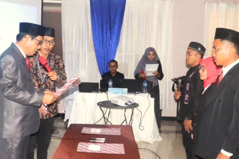 Ketua Bawaslu Kabupaten Buol Sulteng melantik dan mengambil sumpah dua anggota Panitia Pengawas Pemilu (Panwaslu) Pengganti Antar Waktu (Foto: Bawaslu Buol)